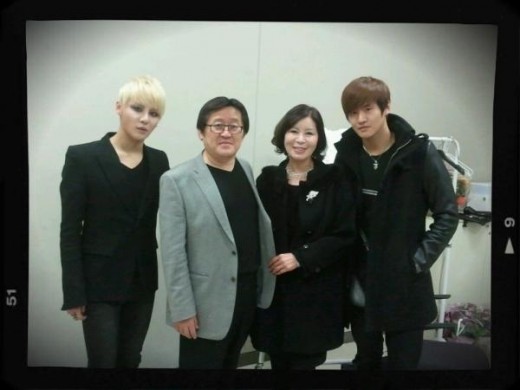 JYJ 김준수 가족사진, 우월한 비주얼 '훈훈 그 자체'