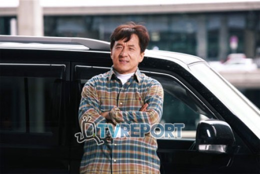 성룡의 거친 무용담에 홍콩 경찰 뿔났다…“총기로 폭력배와 맞서?”