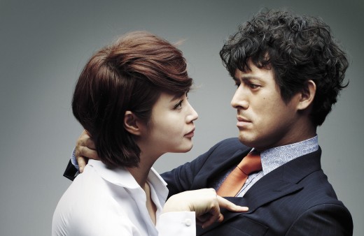 '직장의신' 김혜수-오지호, 커플샷 공개...과감 포즈 '아찔'