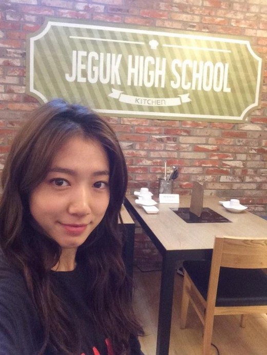 박신혜, 제국고 방문 기념 사진…"아직도 붙어있다니"