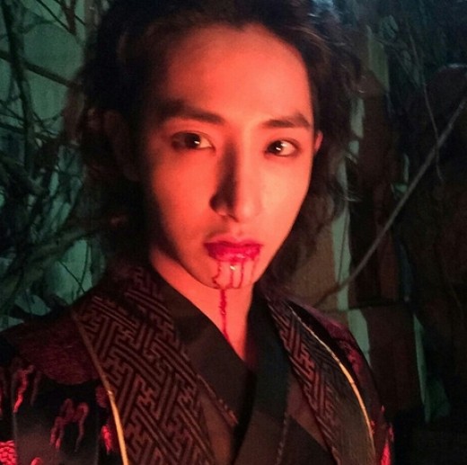 '밤을 걷는 선비' 이수혁, 섬뜩+매혹 뱀파이어 변신…"카리스마 폭발"