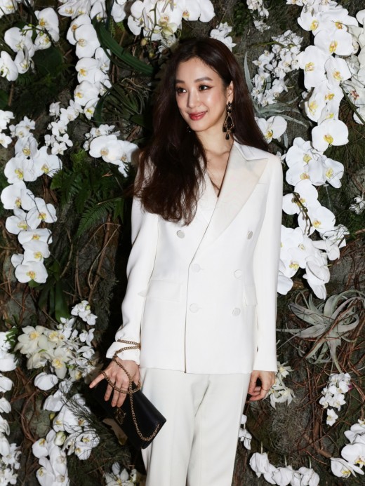 "턱시도로 엣지있게" 정려원, 뉴욕 홀린 그녀