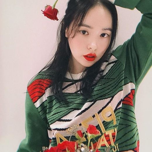 꽃을 든 민효린, 레드립으로 완성한 인형미모