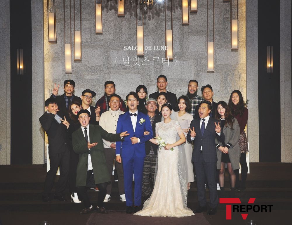 김건모♥장지연 부부, 장홍제 결혼식 참석...하객사진 촬영 '눈길'