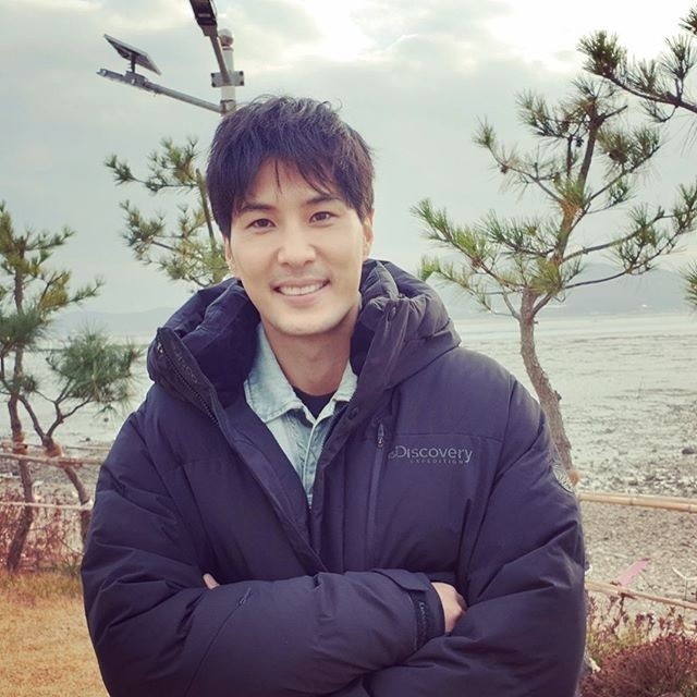 김지석, ‘동백꽃’ 종영 후 반가운 근황... 여전한 훈남미소