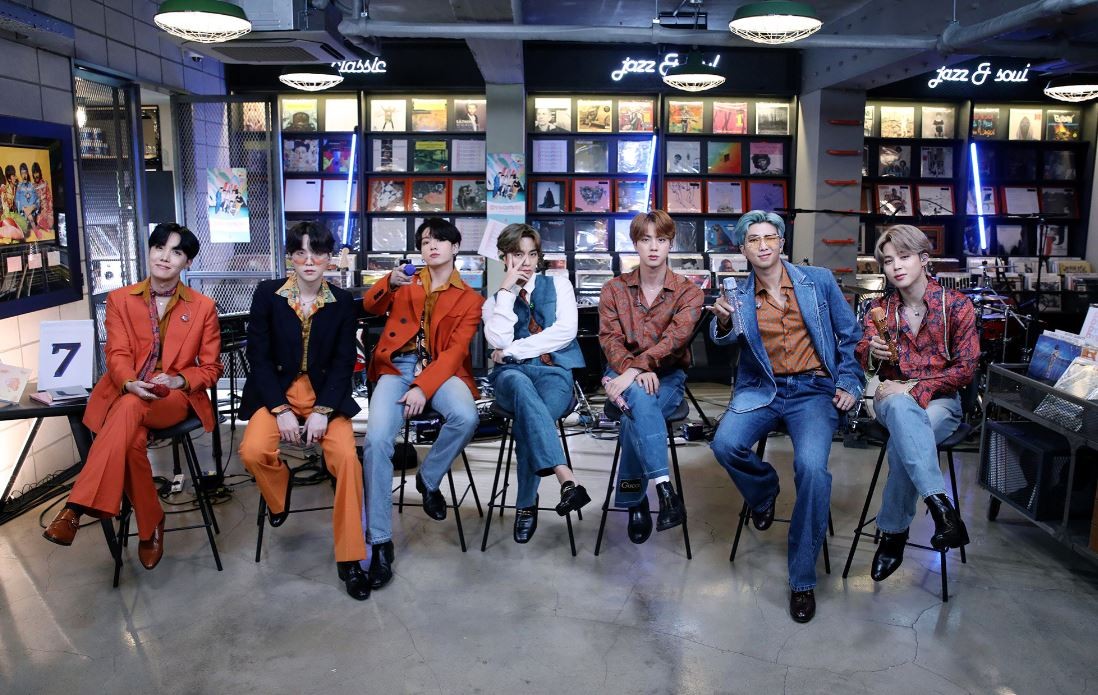 "라이브 밴드와 함께!"…BTS, 美 공영 라디오도 '접수'