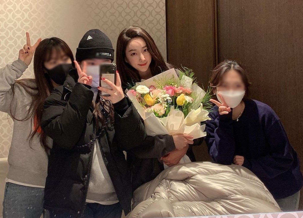 김사랑, 꽃다발 품에 안고 미소 "'복수해라' 촬영 끝"