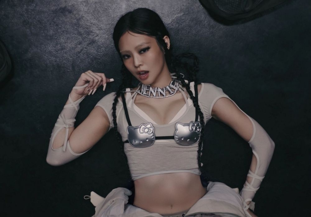 제니, '키티 브라' 입고 파격 노출... 터질듯한 볼륨
