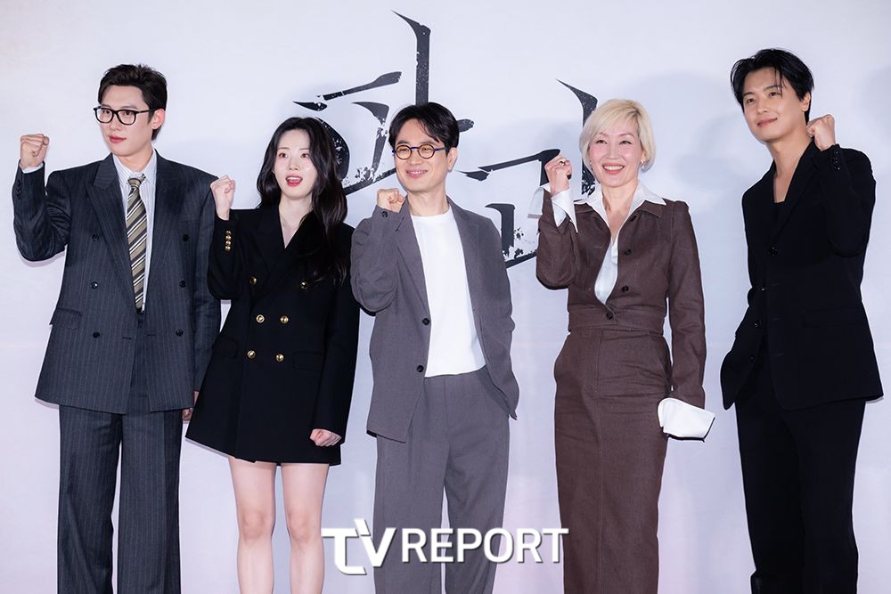  현재 언론시사회 진행하고 있는 영화 [파과] 배우들 사진.jpg