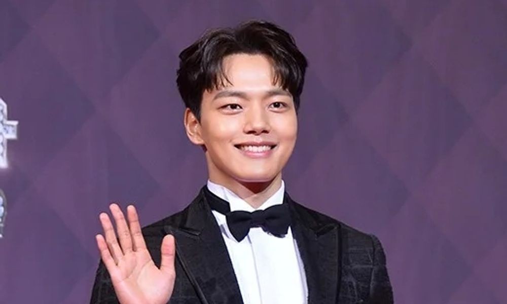 여진구, 성인물 계정 팔로우 논란…소속사는 "단순한 클릭 실수" 해명