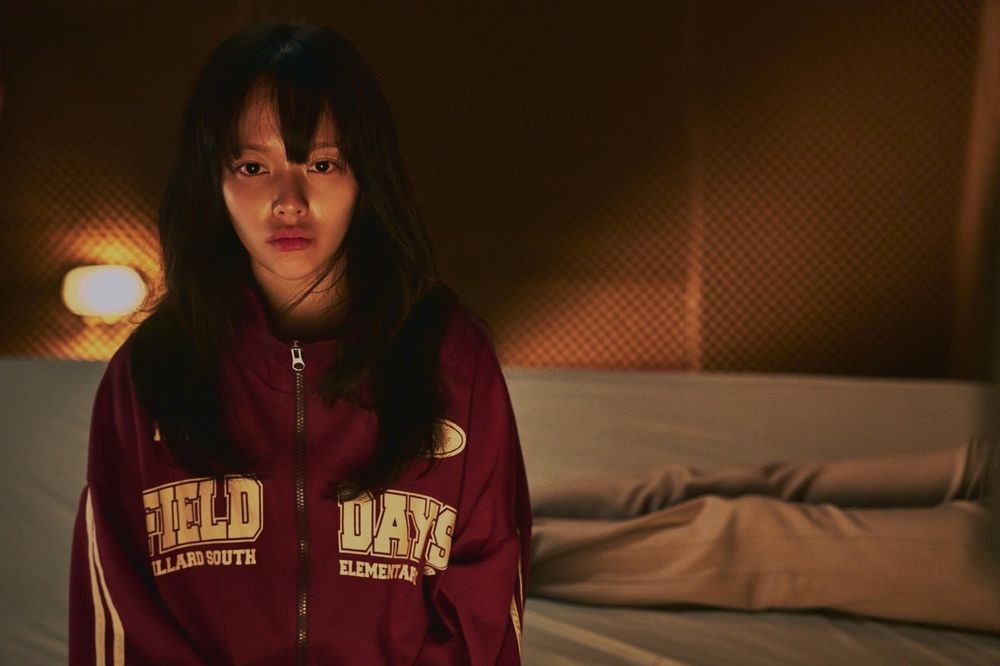 '밀실'의 한계를 피하려다 둔 악수...답답하고 싱거웠던 스릴러 '시스터... - 뉴스 썸네일 이미지