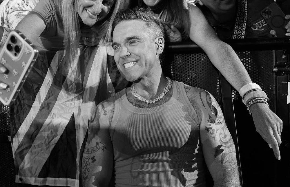 英 유명 팝 가수, 가족 여행 중 '손가락 절단' 사고... "긴급 수술 진행"... - 뉴스 썸네일 이미지