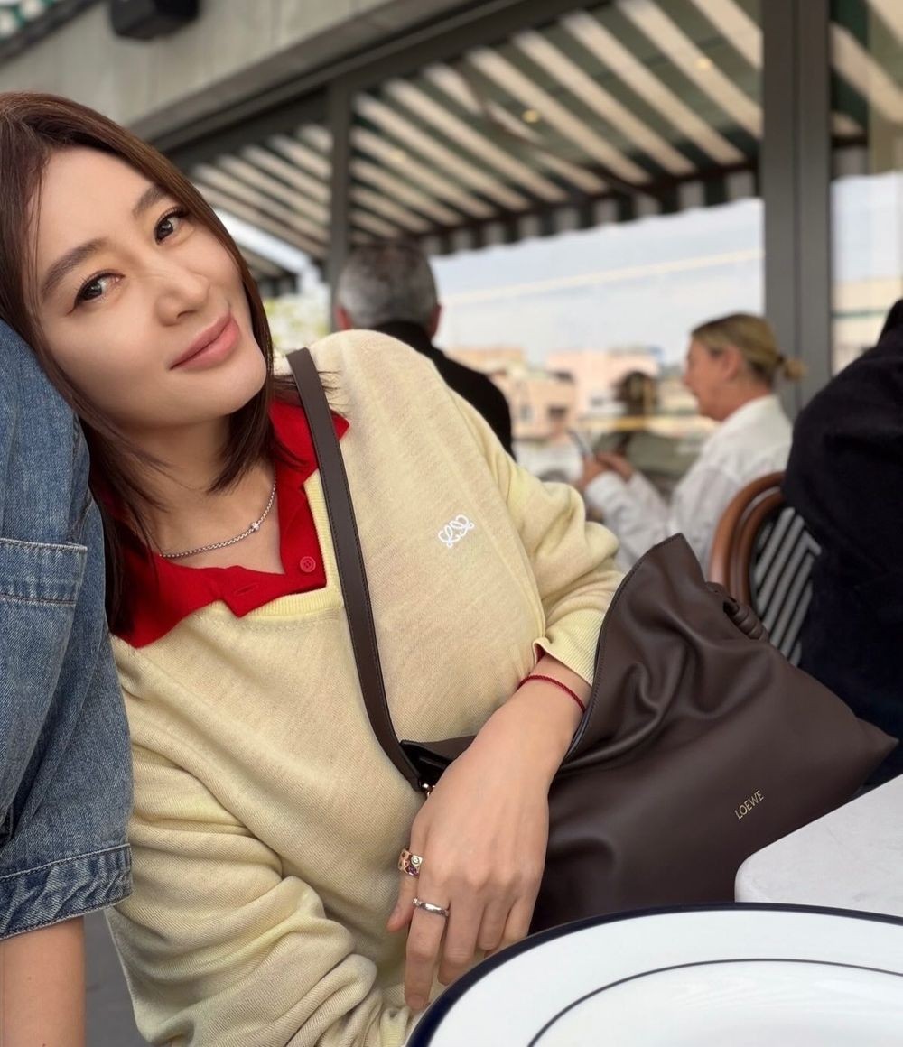 ’56세’ 유명 여배우, 동료와 결별 15년 만에 ‘새출발’ 하나…어깨에 ‘살포시’ 기댄 모습 포착 [RE:스타]