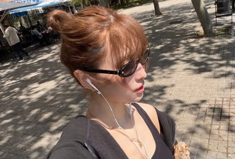 인기 女아이돌, 선글라스 쓴 채 여유 만끽…유럽 여행 중 포착 [RE:스타]
