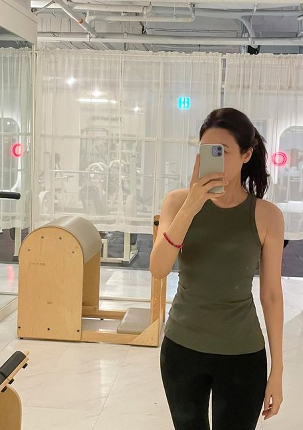 48세 맞아?…군살 없는 완벽 레깅스 실루엣 자랑한 女배우 정체