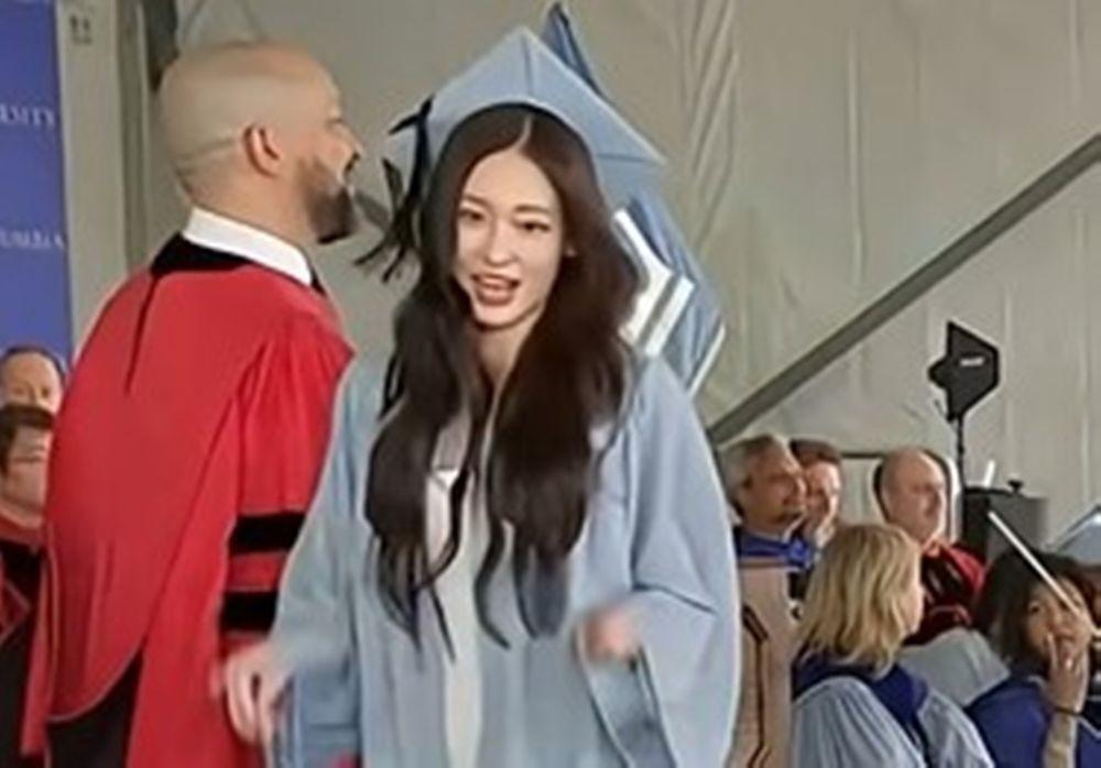 ‘재벌 4세’ 女아이돌, 美 컬럼비아대 졸업식서 포착…카메라 향해 손 흔들어