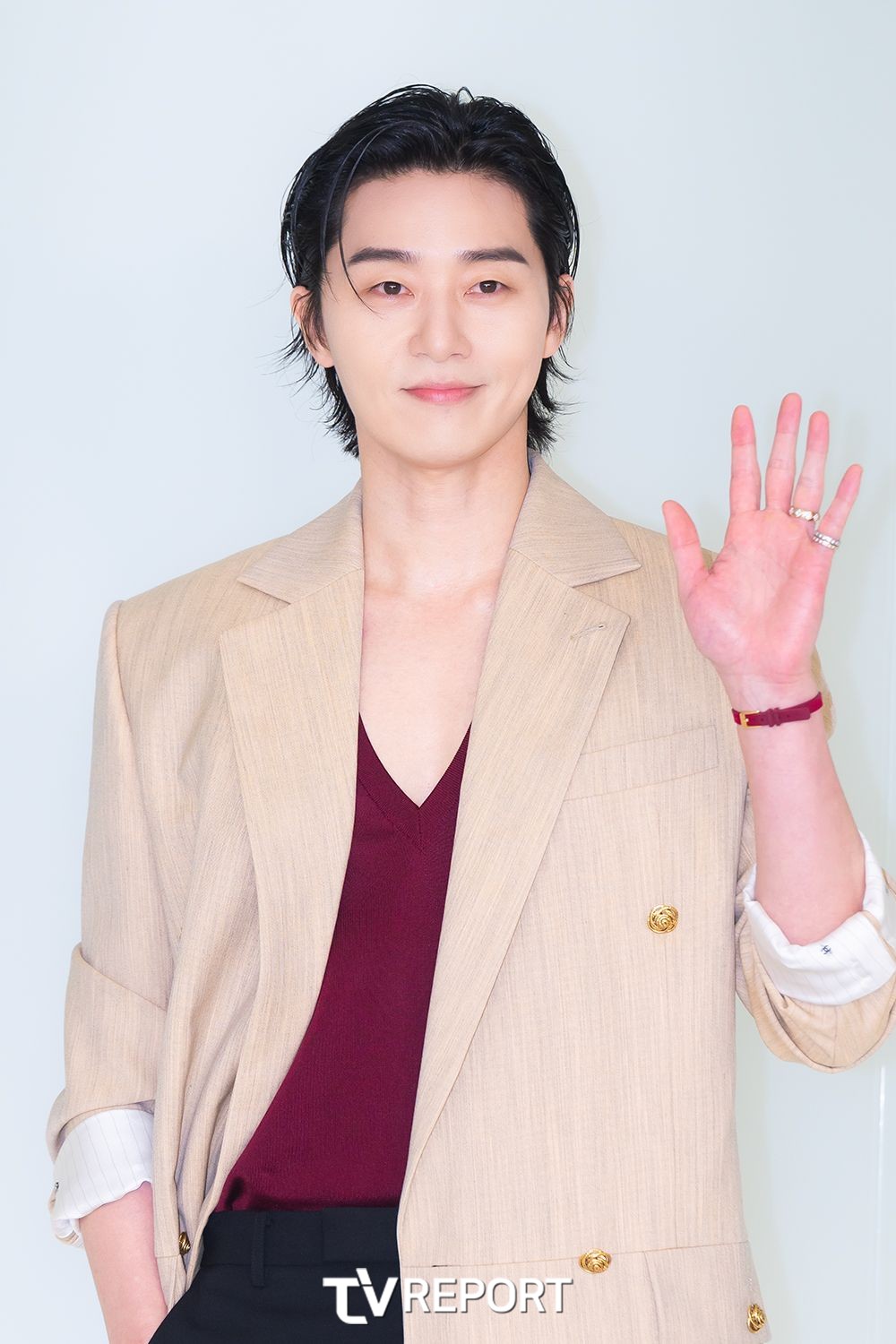 [T포토] 박서준 ‘손인사로 소두 인증’