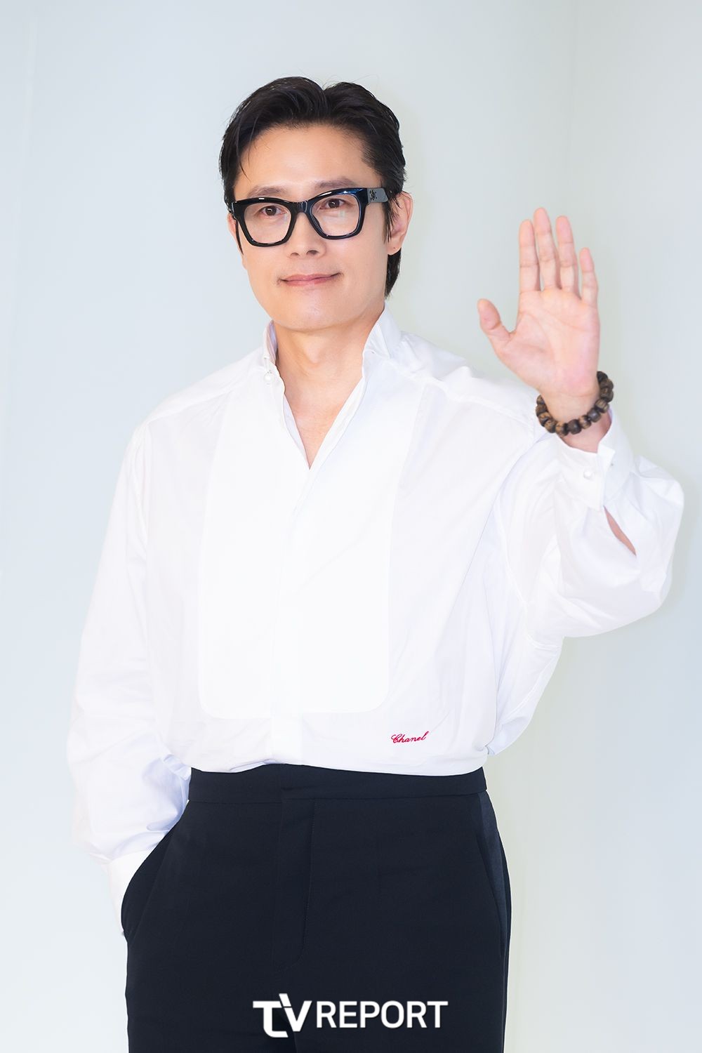 [T포토] 이병헌 ‘로봇 인사’