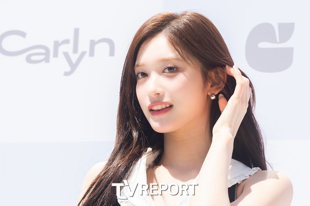 [T포토] 아이브 이서 ‘귀걸이도 했어요’