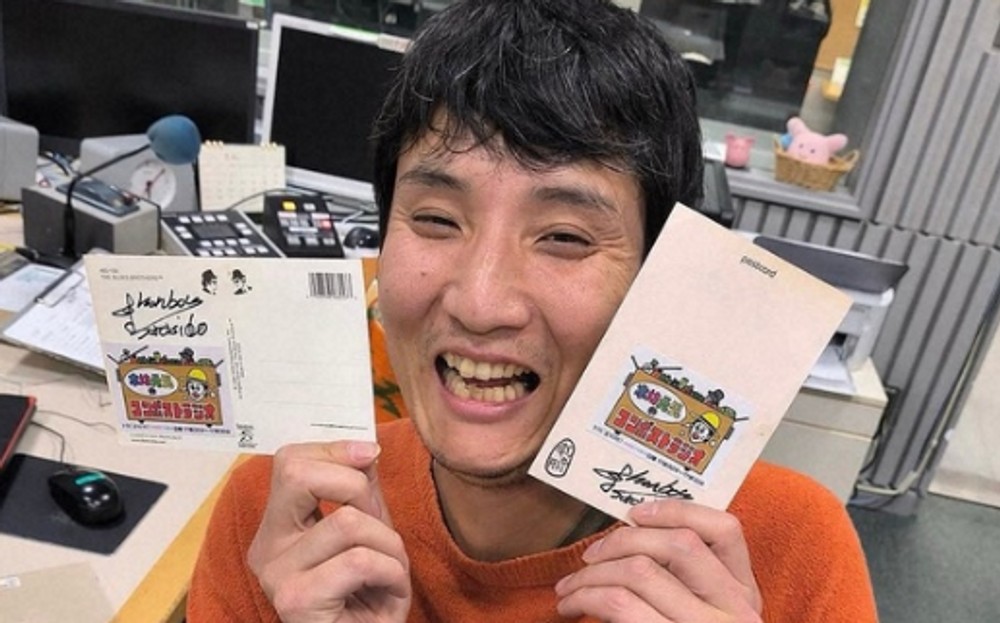 ’47세’ 유명 개그맨, 뒤늦은 ‘결혼’ 소식에 뭉클…”이제 더는 불행하지 않아요” [룩@글로벌]