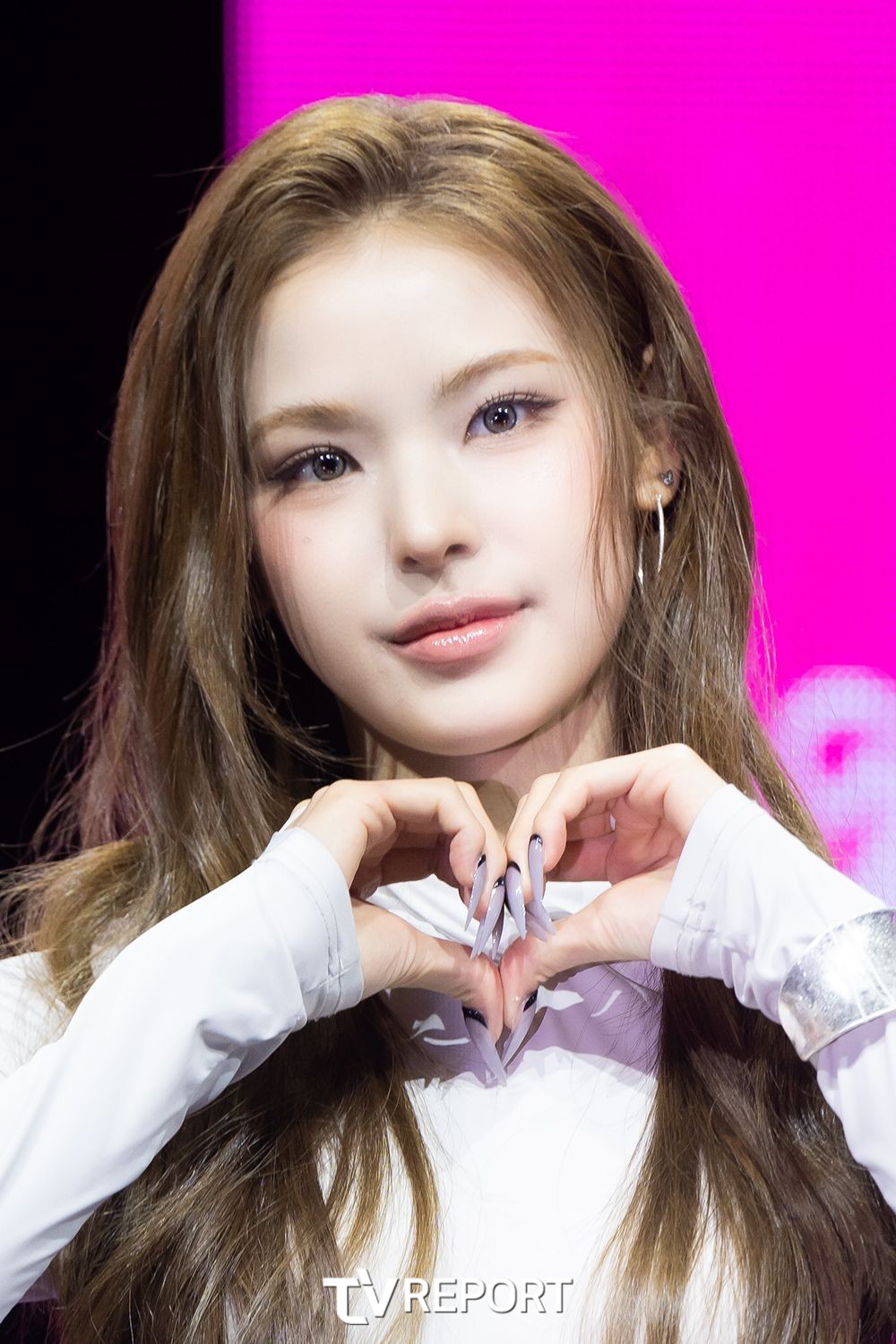 [T포토] 이즈나 마이 ‘아기 맹수표 하트’