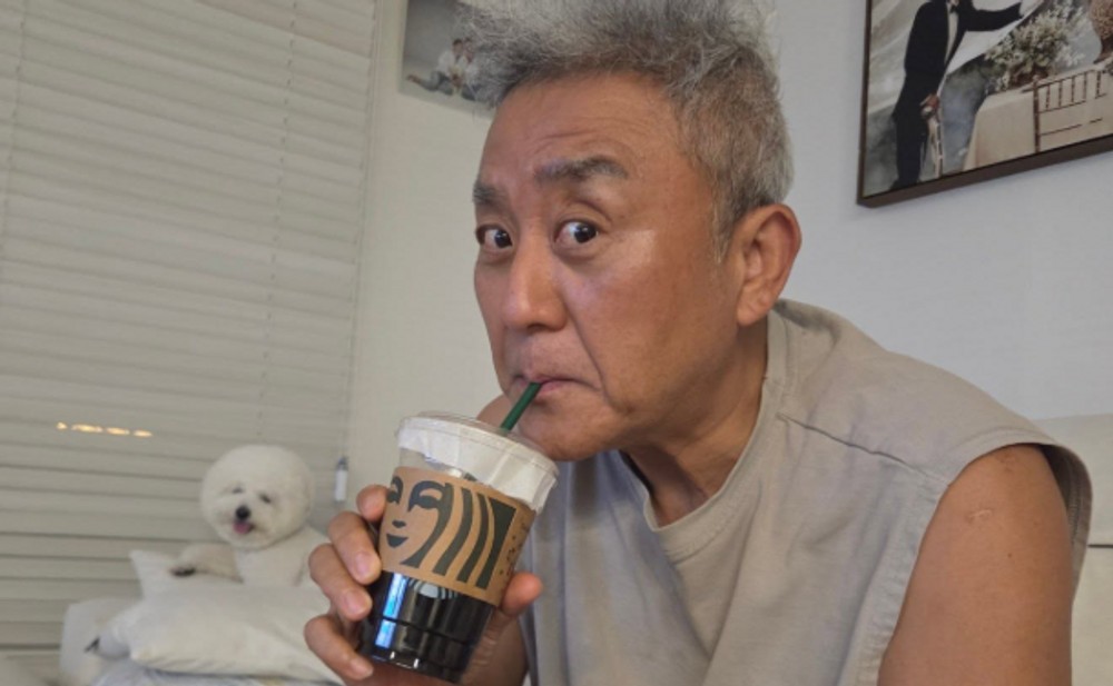 최준용, 밤샘 시위 속 “부정선거, 재선거” 외쳤다…태극기 두른 반려견도 함께 [RE:스타]