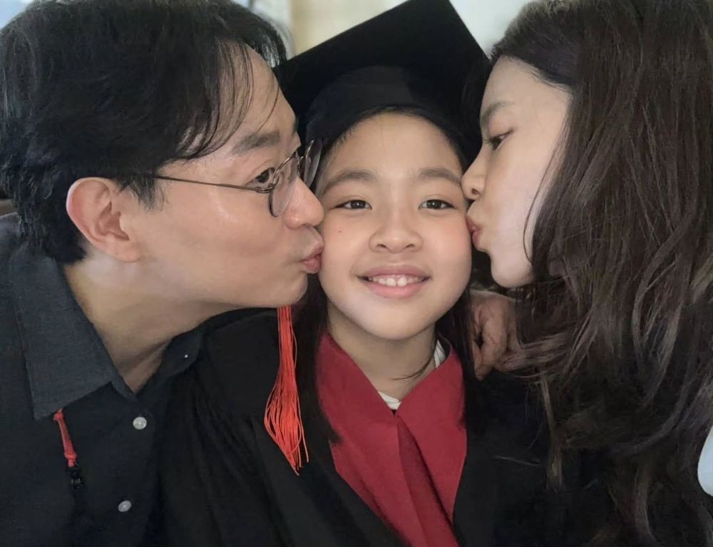 이윤지♥정한울 딸 라니, 한 발 빠른 졸업…학사모→꽃다발 안았다 [RE:스타]