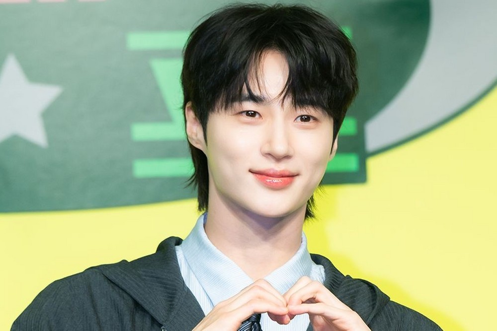 변우석, 홍콩 길거리서 포착…밤거리 빛내는 비주얼 [RE:스타]