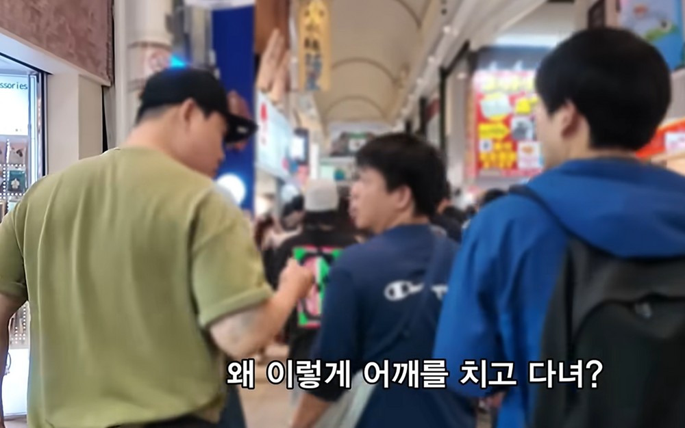 리센느 미나미도 당한 어깨빵→韓 유튜버가 참교육…똑같이 밀치자 ‘사과’ [RE:뷰]