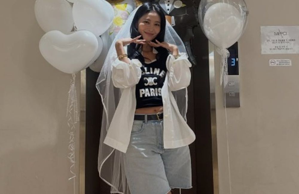 ‘재혼’ 오윤아, 웨딩드레스 대신 청바지 입고 면사포 썼다 “예쁘게 잘 살게요” [RE:스타]