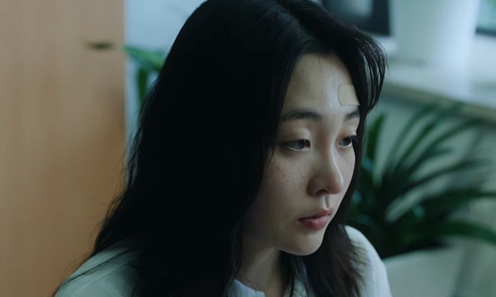 개봉 5일 만에 박스오피스 ‘1위’ 점령…단단하지만 먹먹한 이야기로 관객 오열하게 만든 韓 영화