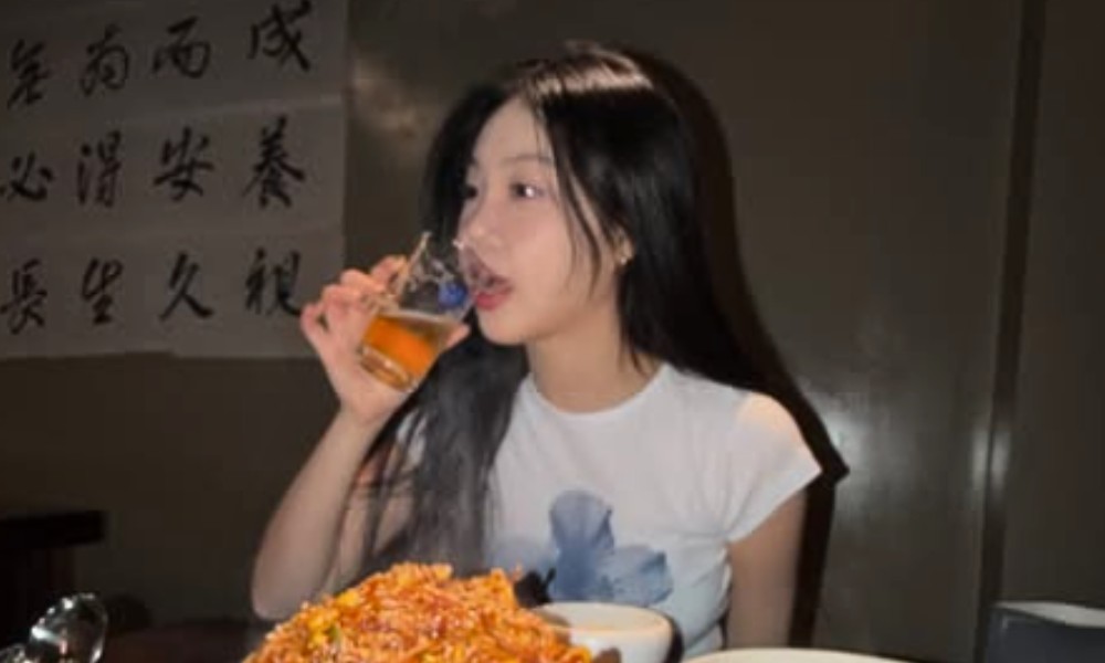 '팀 탈퇴→솔로 전향' 前 아이돌, 초복 맞이 백숙 먹방→돋보이는 비주... - 뉴스 썸네일 이미지