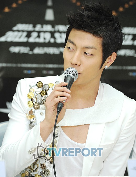 윤두준, 온유 제치고 반장으로 뽑고 싶은 '범생스타' 1위 등극