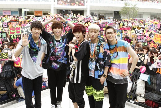 B1A4, 엠블랙 바통이어 '헬로베이비' 새얼굴