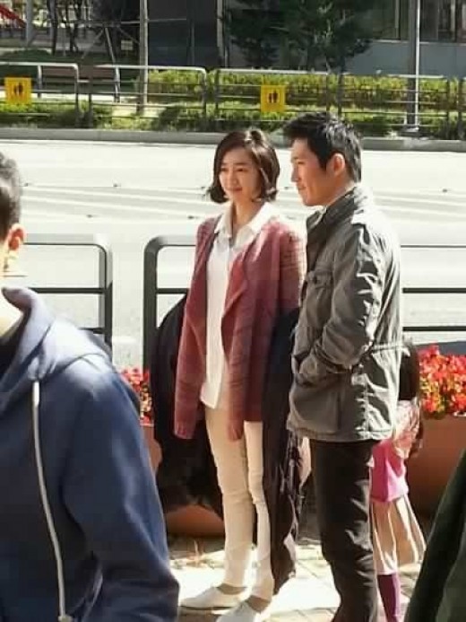 수애 장혁 길거리 포착, 스키니진에 운동화 '푸근'