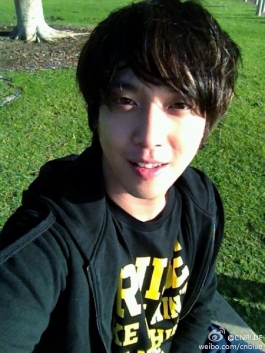 정용화, 소년 분위기 물씬 풀밭 셀카 "콘서트에서 만나요"