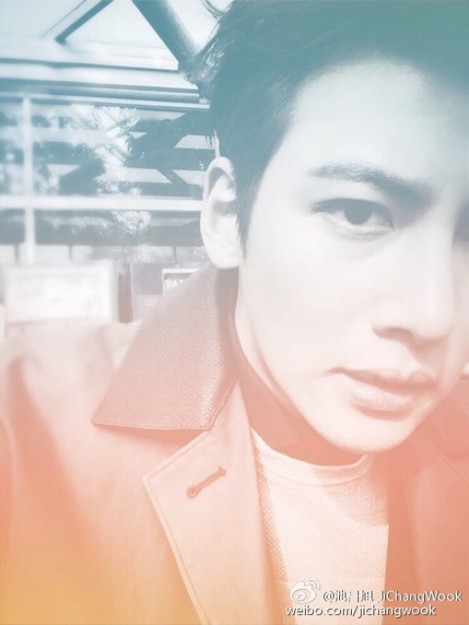 지창욱, 화보 촬영 중 근황 공개…"훈남의 정석"