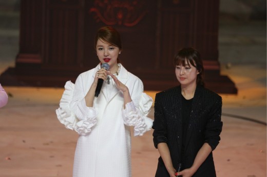 윤은혜, 중국서 '패션 여왕' 등극…디자인 서바이벌 첫 1위