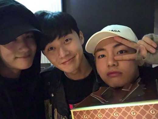 "훈남 삼총사"…박서준x박형식x뷔, 여전한 '화랑' 우정