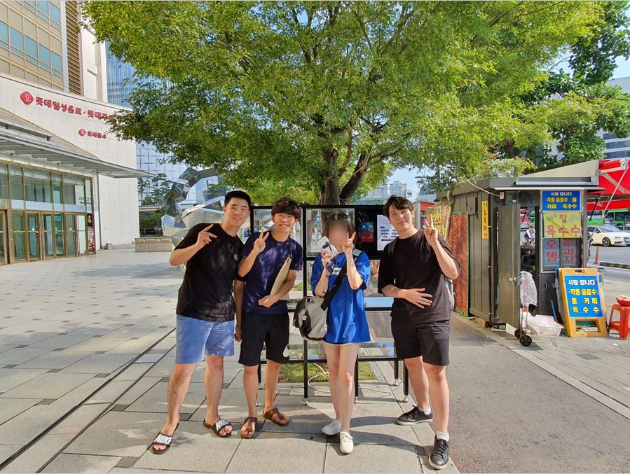 첫 구매자와 찍은 사진. 사진=파라바라 제공