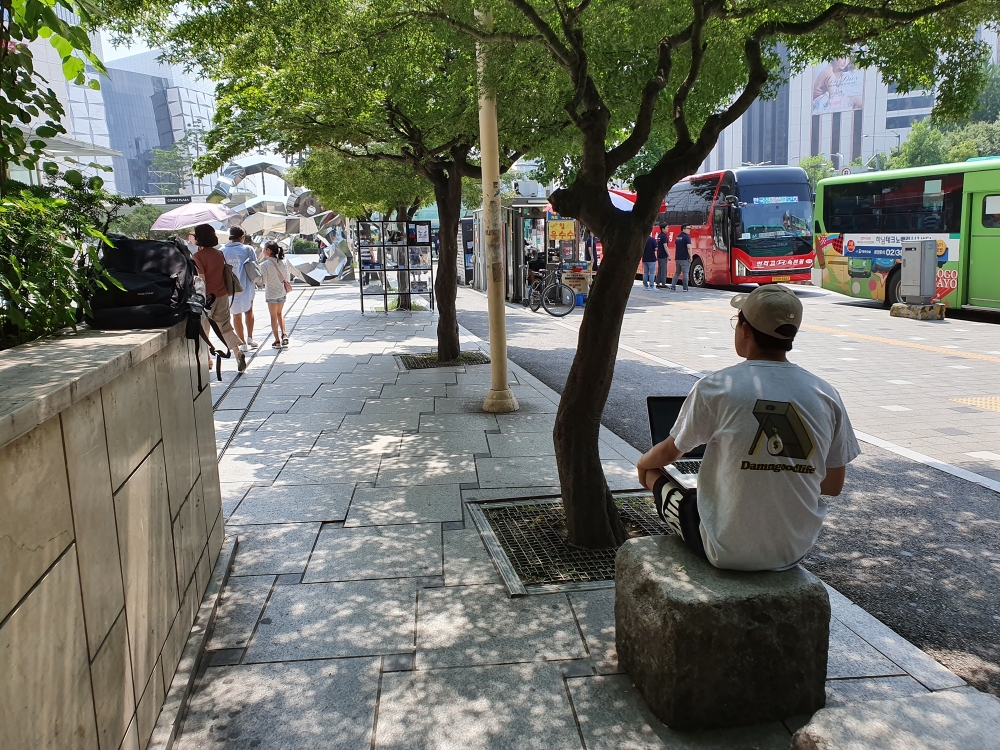 잠실역 7번 출구 앞, 파라 박스 테스트 현장. 사진=파라바라 제공