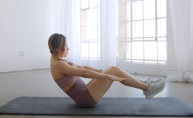 유튜브 채널 ‘Chloe Ting’- ‘Get Abs in 2 WEEKS | Abs Workout Challenge’ 캡처. 
