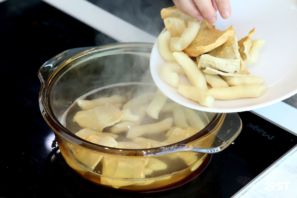 떡과 소스만 달랑 들어있는 떡볶이 밀키트를 뜯으며 느꼈던 허무함, 국장님 떡볶이에는 없다. 사진=에디터 BANGDI · JEONG情