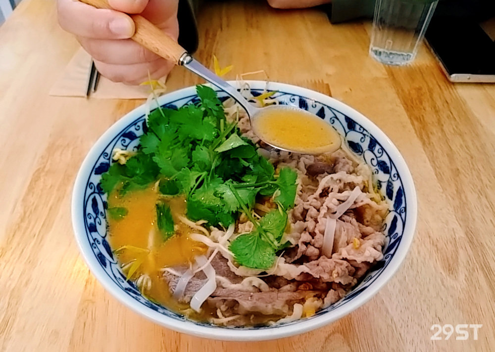 매콤새콤 입맛을 깨우는 똠얌쌀국수. 고수 많이 달라고 하면 정말 많이 준다.